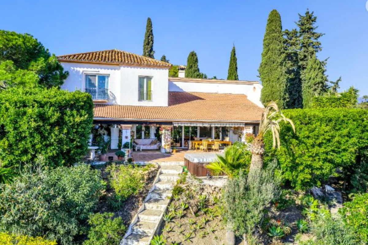 Sale of independent chalet in Calle Torrevigía, Estepona
photo 2