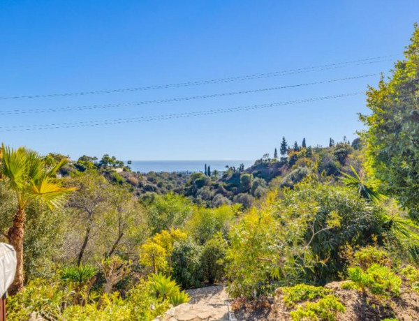 Detached villa for sale in Calle Torrevigía, Estepona thumbnail 2