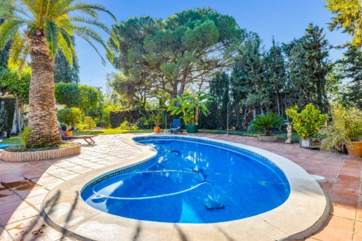 Sale of independent chalet in Calle Torrevigía, Estepona
photo 4
