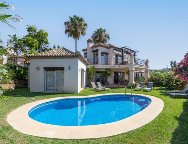 Chalet independiente en venta en Elviria, Marbella photo 1