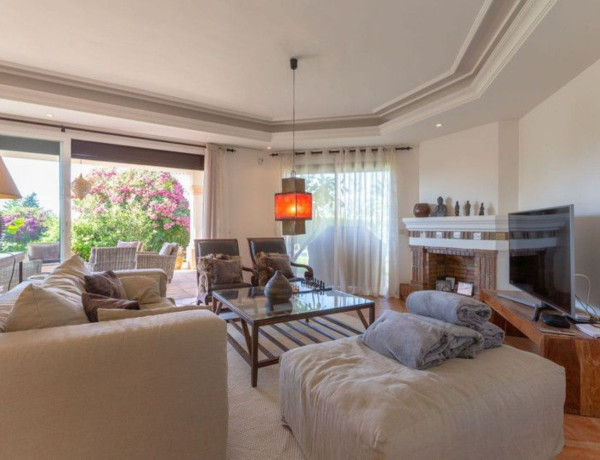 Chalet independiente en venta en Elviria, Marbella thumbnail 1
