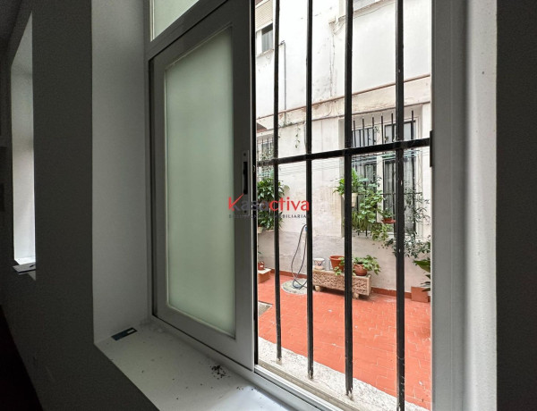 First floor for sale in Calle de la Madera, Madrid photo 1