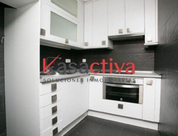 First floor for sale in Calle de la Madera, Madrid thumbnail 1