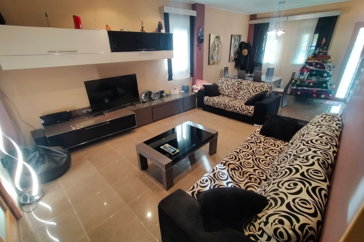 Venta de chalet adosado en  Zona Pueblo , Sueca photo 2