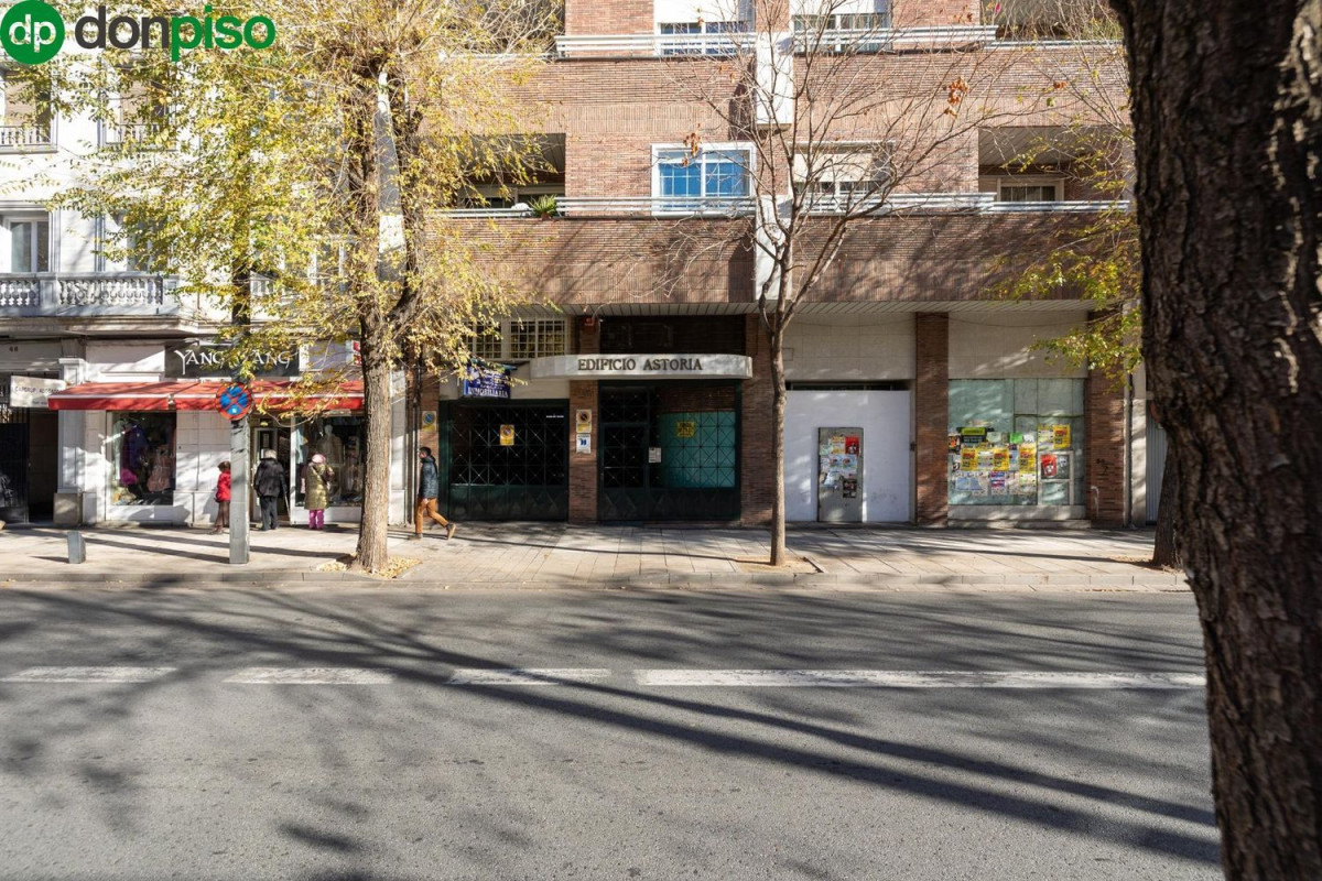 Venta de garaje en Avenida de la Constitución , Granada photo 5