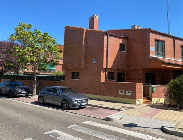 Chalet adosado en venta en Calle de la Armuña , Valladolid photo 1