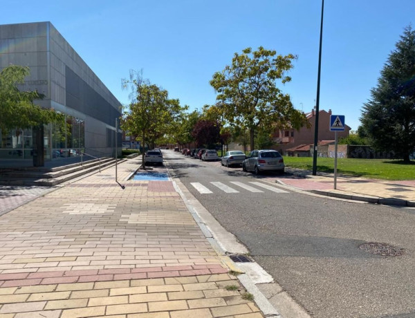 Chalet adosado en venta en Calle de la Armuña , Valladolid thumbnail 2