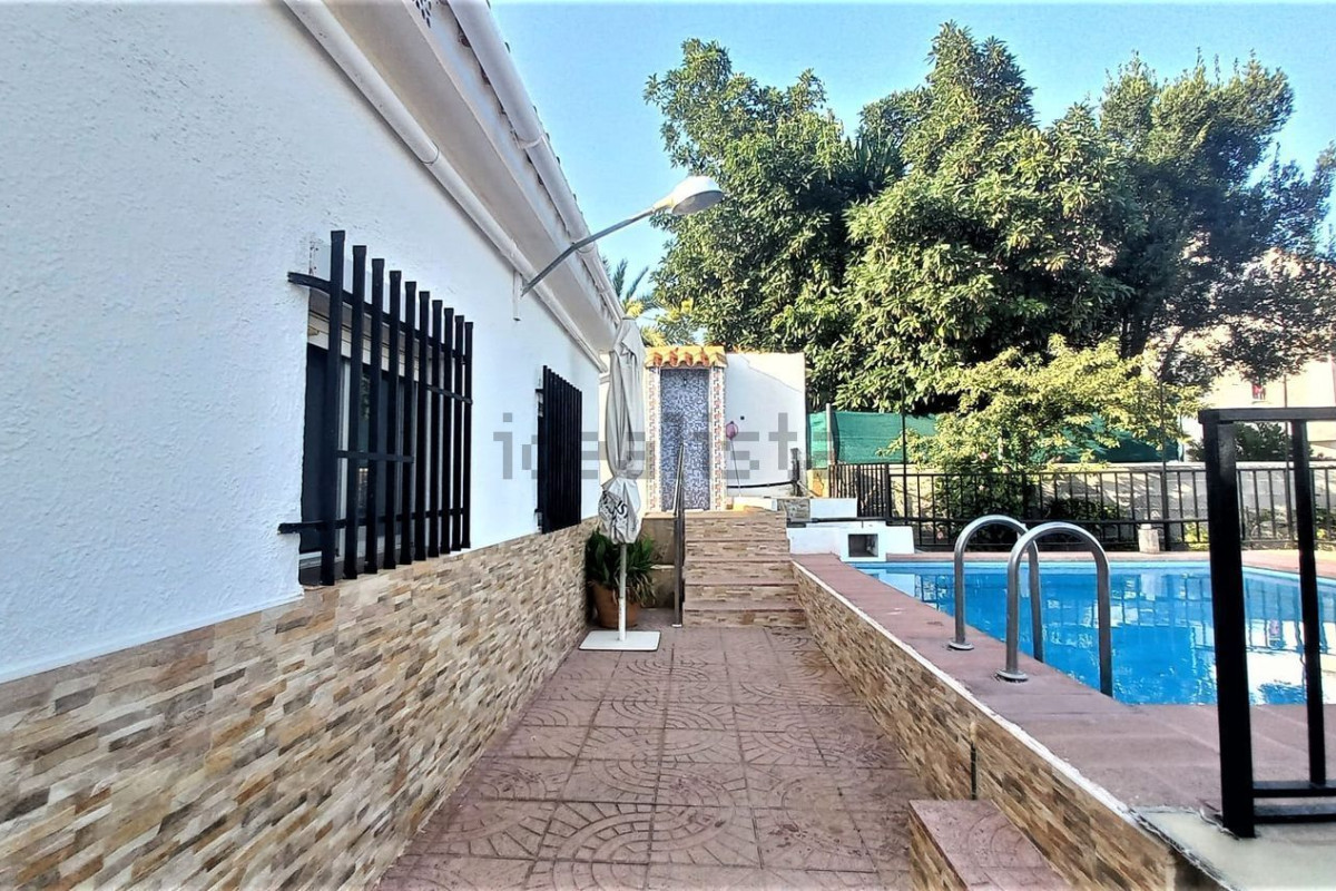 Sale of independent chalet in pino rincos, La Pobla de Vallbona
photo 2