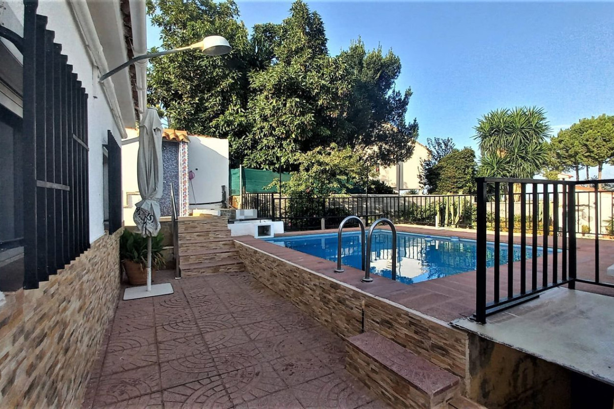 Sale of independent chalet in pino rincos, La Pobla de Vallbona
photo 4