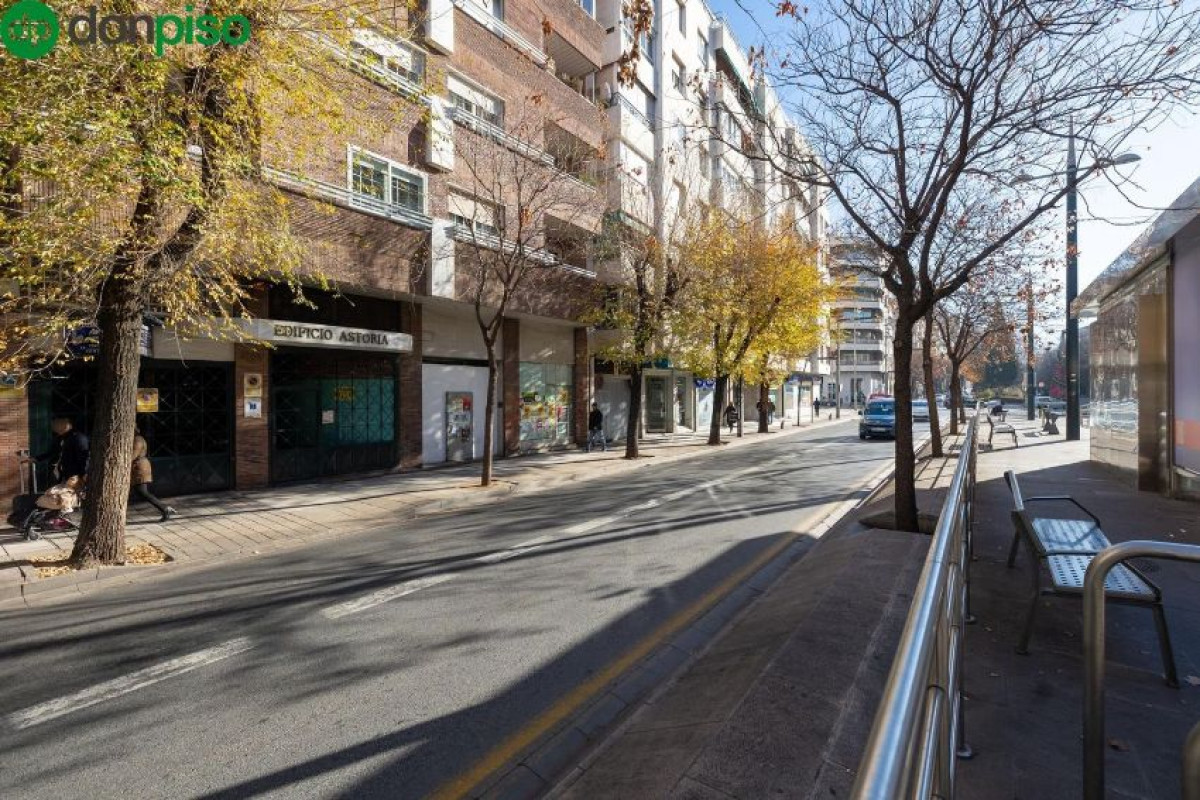 Sprzedaż garażu w Avenida de la Constitución , Granada photo 1