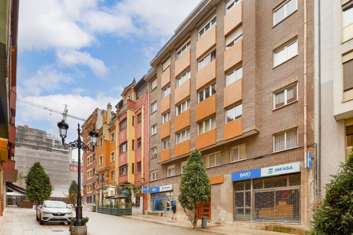 Sprzedaż mieszkania w Calle Alfonso III el Magno, 7, Owiedo
photo 1