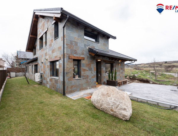 Chalet independiente en venta en  Calle de alcalde don leoncio mateos s/n, El Espinar photo 4
