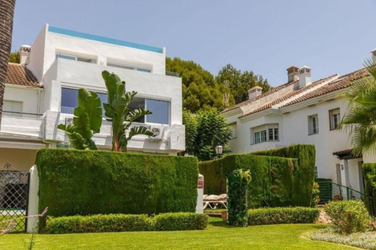 Sale of townhouse in Benamara - Atalaya , Estepona photo 1