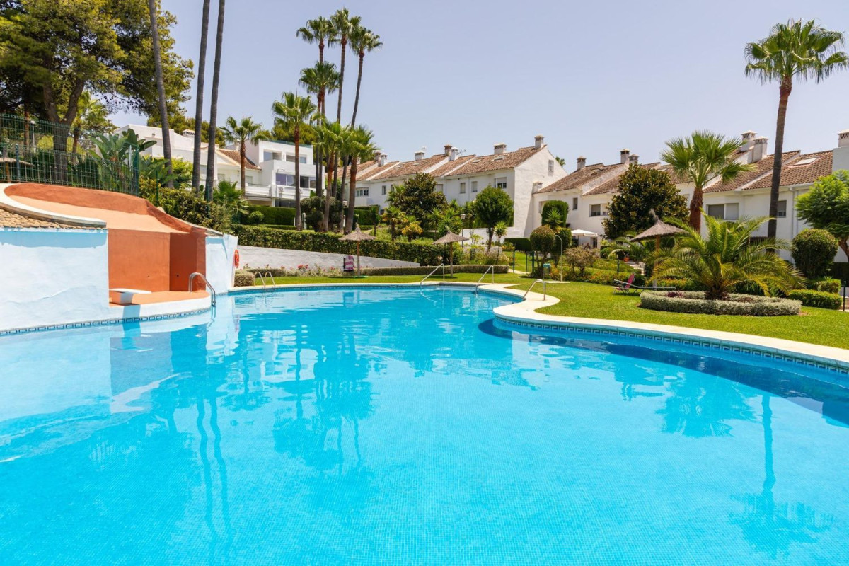 Sale of townhouse in Benamara - Atalaya , Estepona photo 4