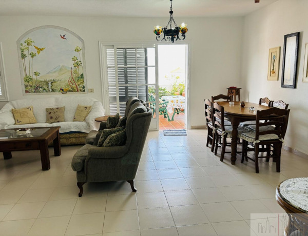Chalet adosado en venta en Calle Galicia , Adeje thumbnail 2