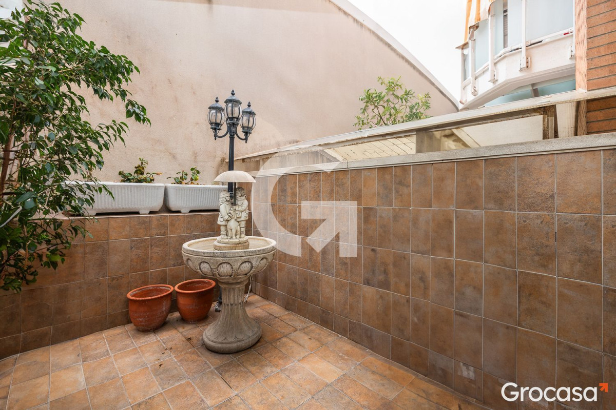 Sale of apartment in Calle Bonestar, Cornellà de Llobregat
 photo 2