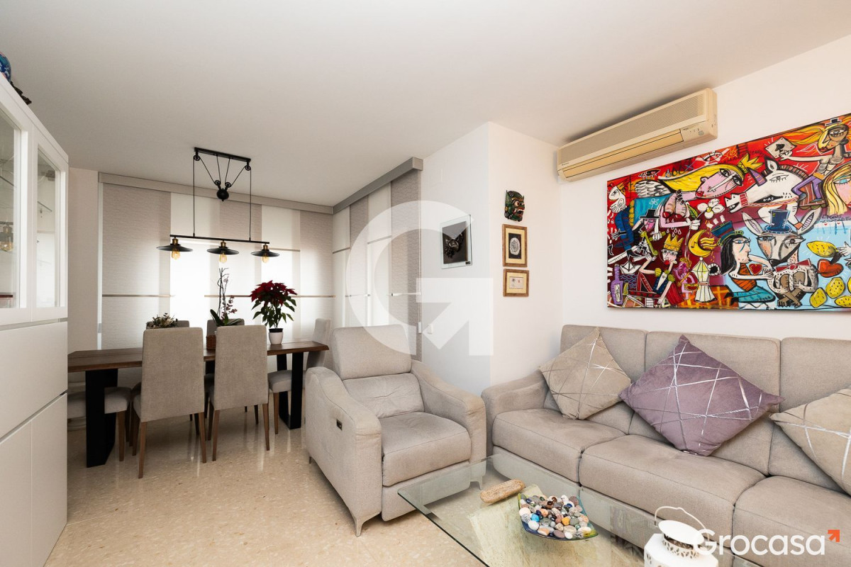 Sale of apartment in Calle Bonestar, Cornellà de Llobregat
 photo 3