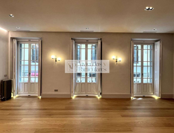 Apartment for sale in Calle de la Reina, Madrid photo 1