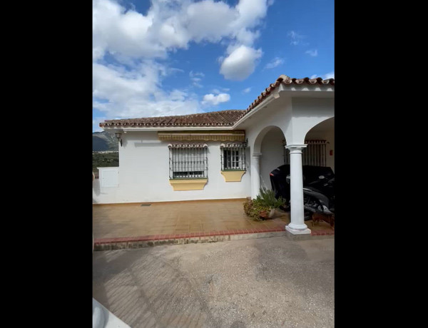 Chalet independiente en venta en Diseminado la Loma, Mijas thumbnail 1