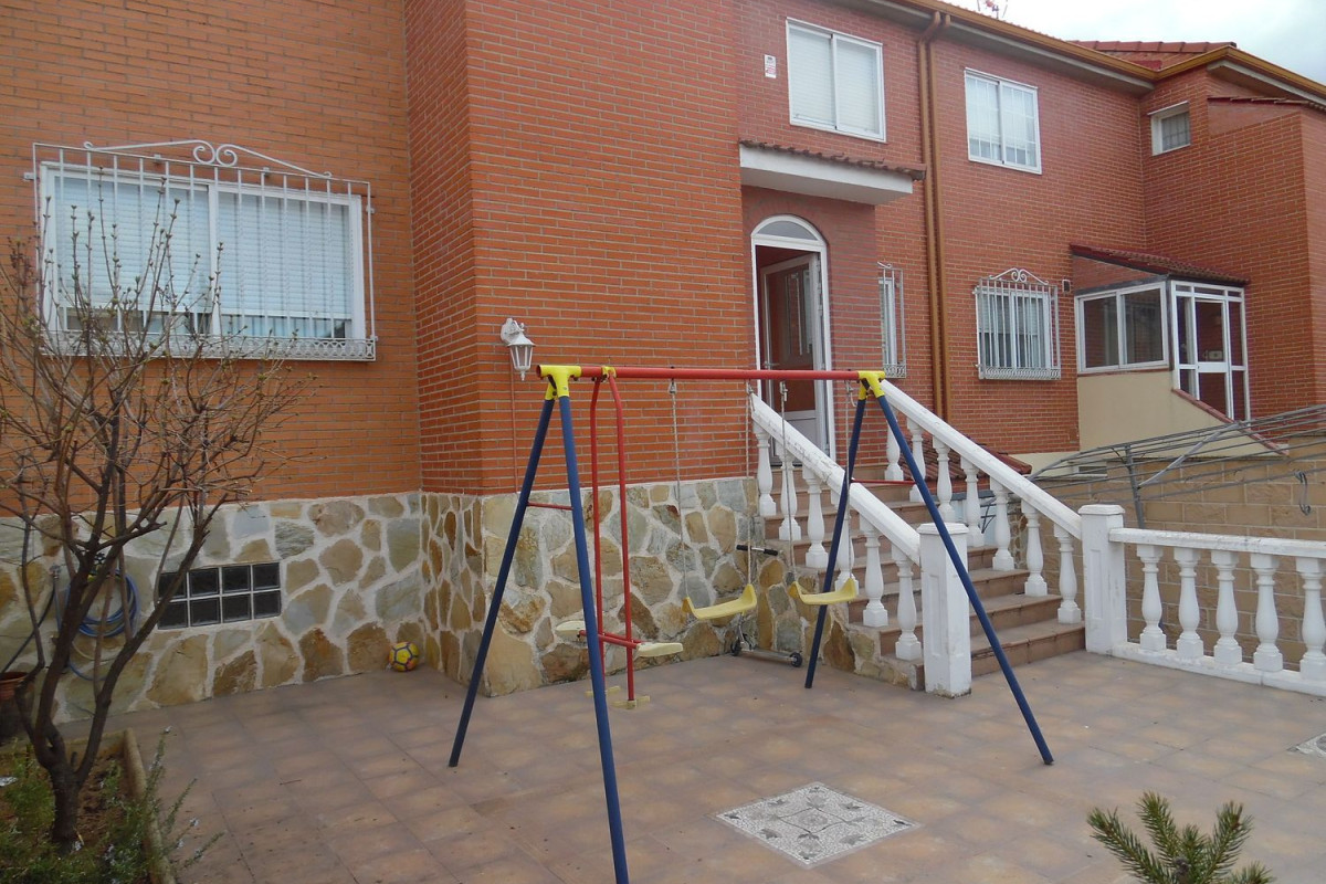 Sale of townhouse in  Calle Sorozábal, 45 , Azuqueca de Henares photo 3