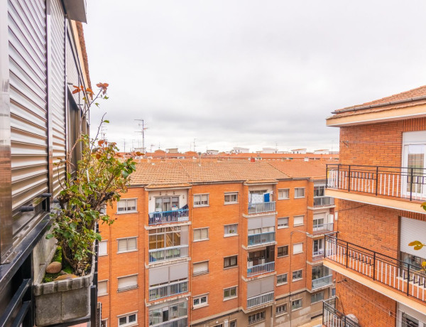 Apartment for sale in Calle Begonias, Salamanca thumbnail 2