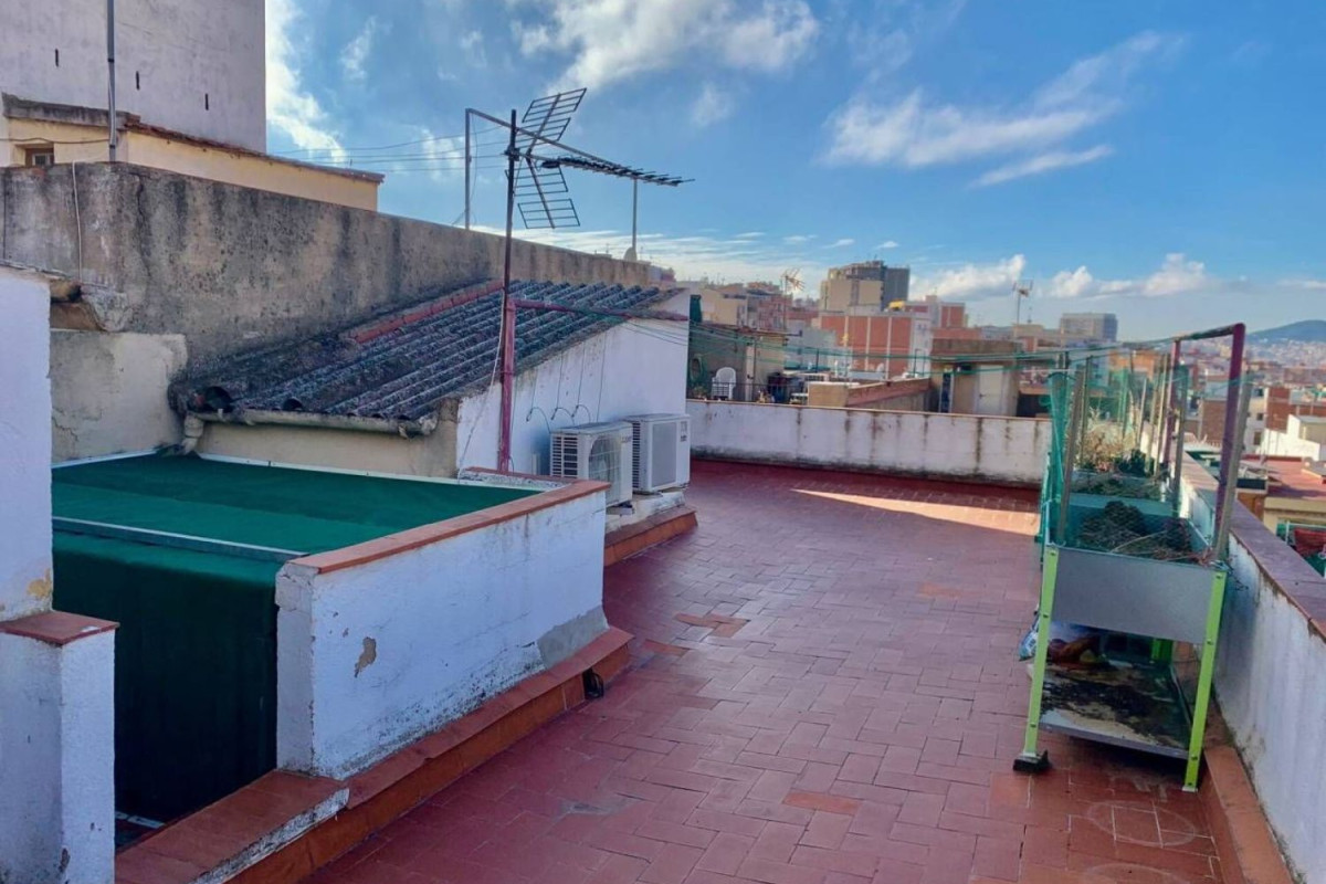 Продажа отдельного шале в Calle Linares, Бадалона photo 1