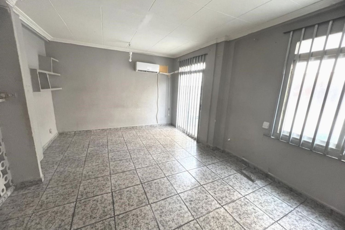 Sale of apartment in Calle dels Reis Catòlics, La Pobla de Vallbona
photo 2