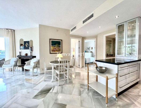 Продажа квартиры в Urbanización Cerrado de Elviria, Marbella thumbnail 1