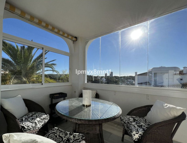 Продажа квартиры в Urbanización Cerrado de Elviria, Marbella thumbnail 2