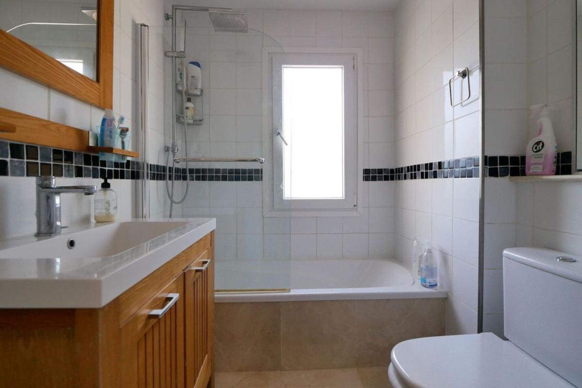 Sale of apartment in Urbanización Cabopino, Marbella
photo 5