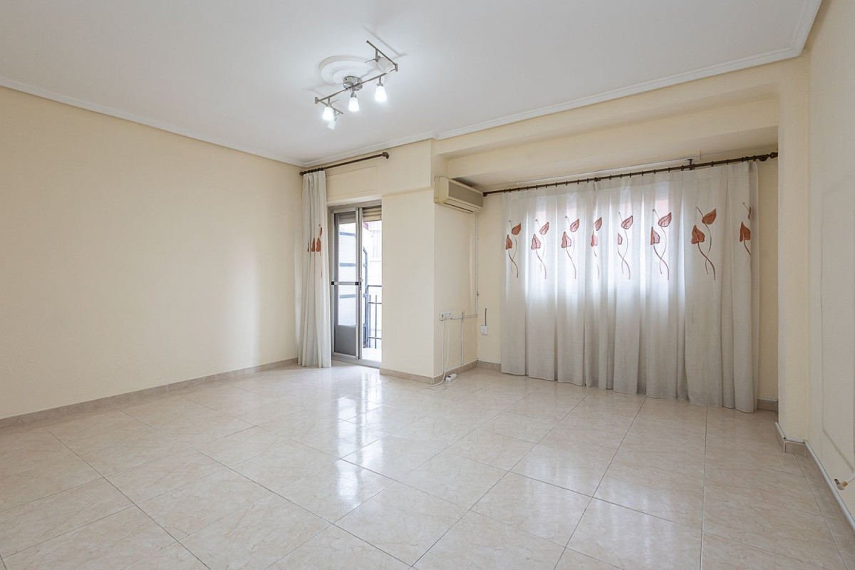 Piso en venta en calle de l'Est, Алаквас
photo 1