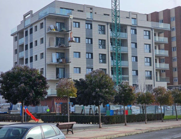 Piso en venta en Calle José María Suárez González s/n, León photo 1