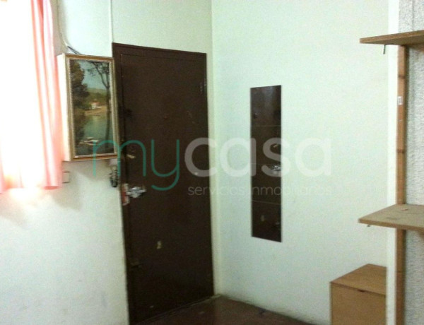 Piso en venta en  Calle de Baldomer Solà, Badalona photo 3