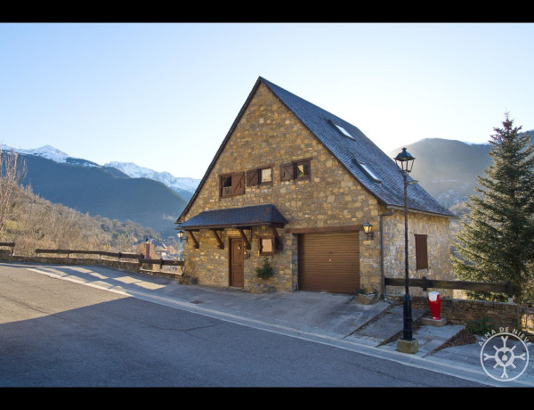 Detached villa for sale in , Vielha photo 1
