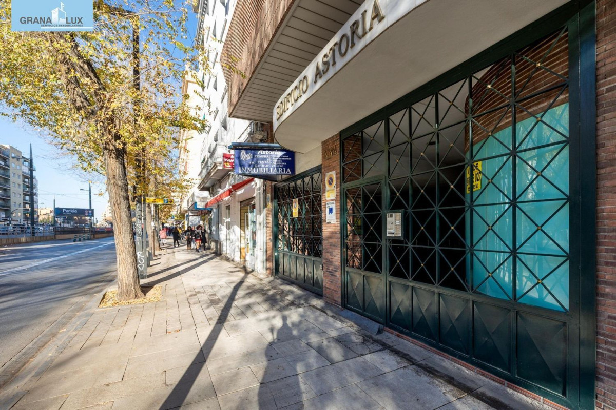 Venta de garaje en  Avenida de la Constitución , Granada photo 3