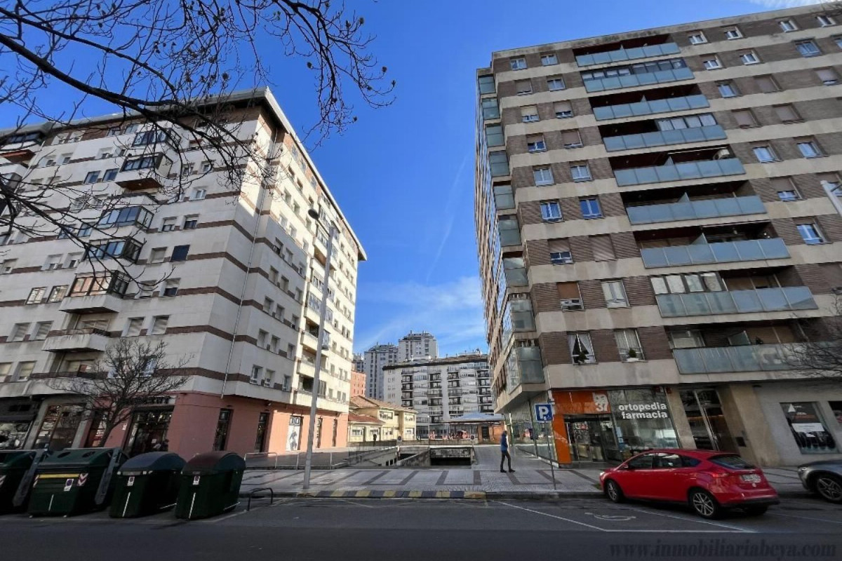 Venta de garaje en San Juan , Pamplona/Iruña photo 2