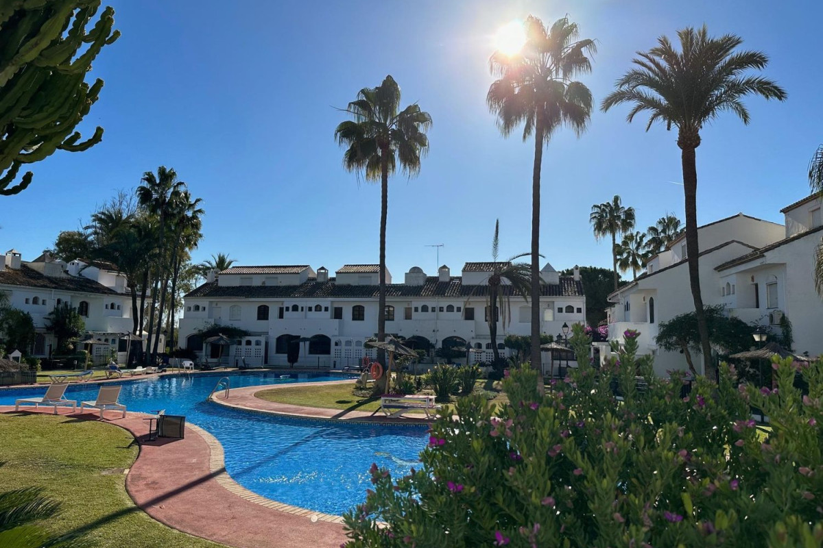Sale of townhouse in  Calle Somontano , Estepona photo 3