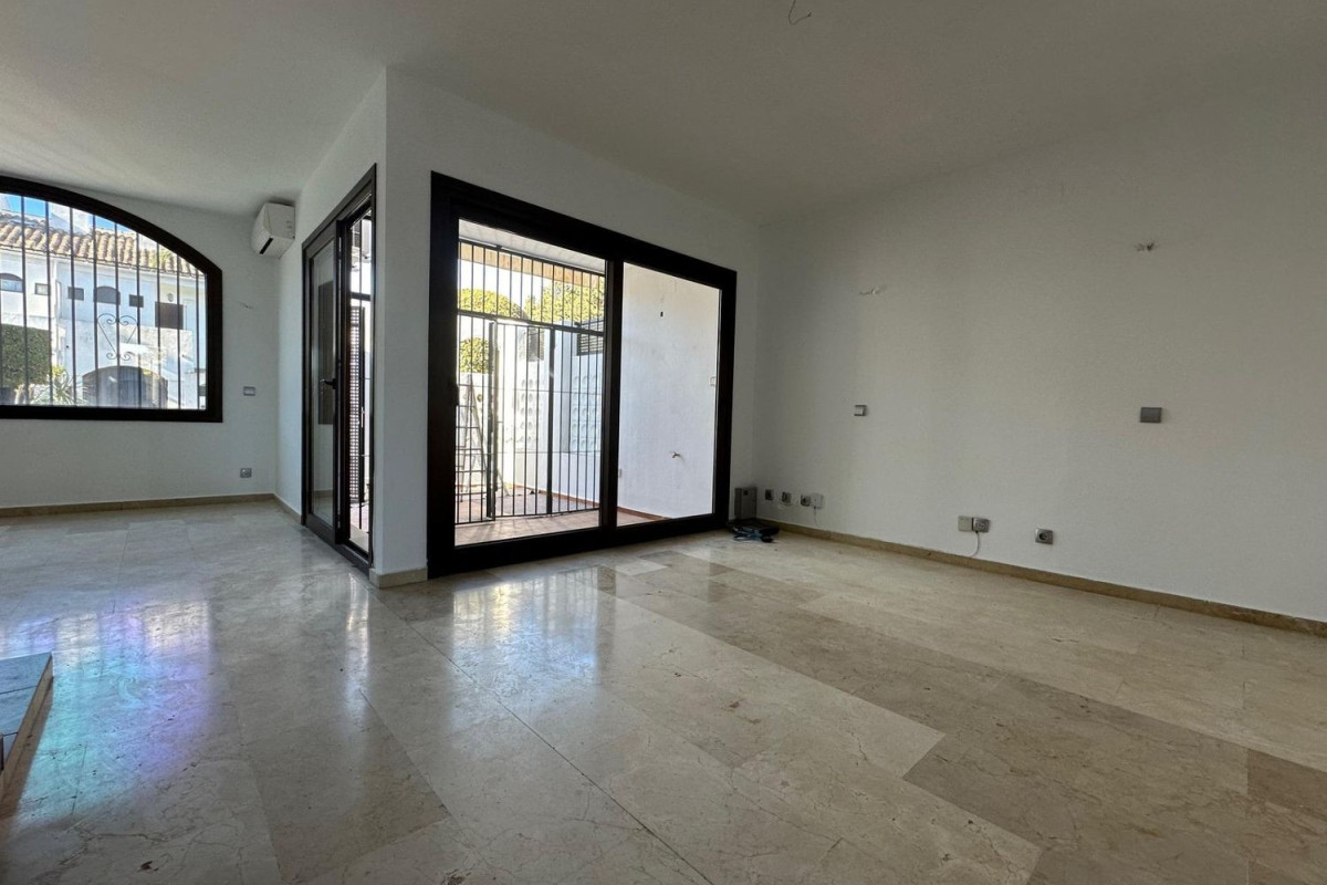 Sale of townhouse in  Calle Somontano , Estepona photo 4
