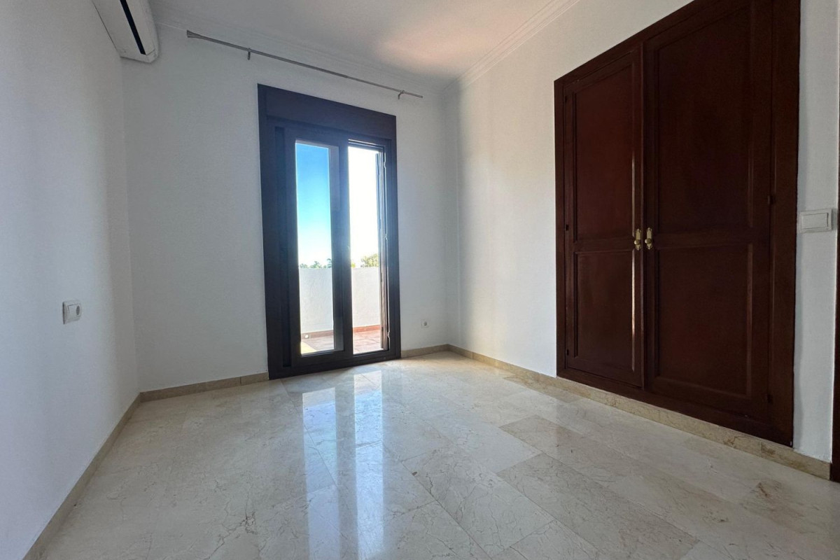 Sale of townhouse in  Calle Somontano , Estepona photo 5