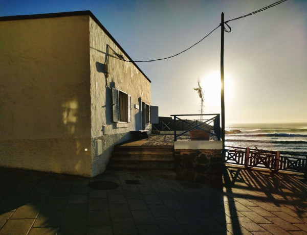 Chalet independiente en venta en Calle 3 de Abril de 1979, La Oliva thumbnail 1