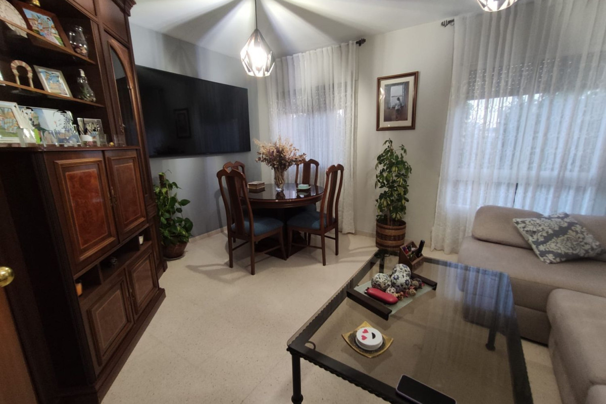 Sprzedaż mieszkania w Calle Alcalá Zamora, 24, Distrikt Santa Rosa - Valdeolleros
 photo 2