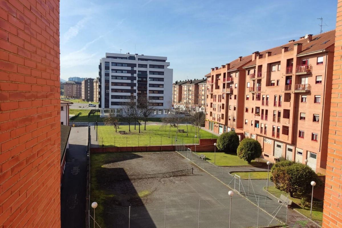 Venta de piso en Calle de Eduardo de Fraga Torrejón, Oviedo
photo 4