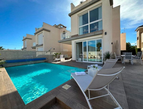 Chalet independiente en venta en Centro , Torrevieja photo 1