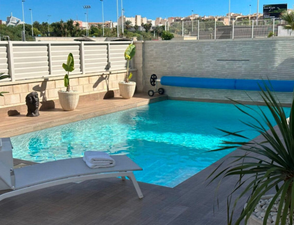 Chalet independiente en venta en Centro , Torrevieja thumbnail 1