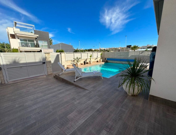 Chalet independiente en venta en Centro , Torrevieja thumbnail 2