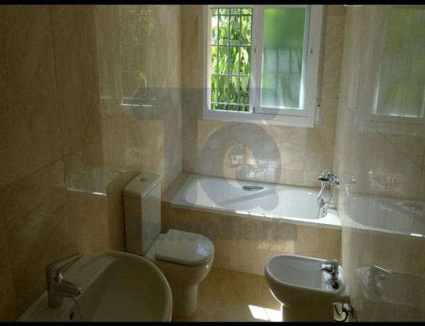 First floor for sale in Avenida 28 de Febrero, Salobreña thumbnail 1