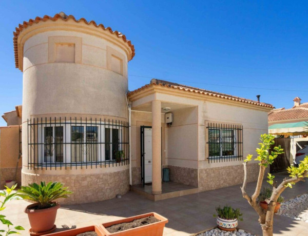 Chalet independiente en venta en Centro , Torrevieja photo 1