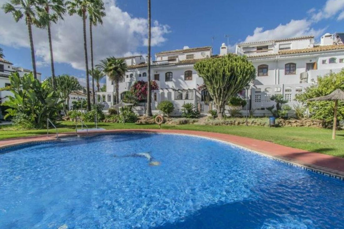 Sprzedaż szeregowego domku w Estepona Pueblo , Estepona photo 2