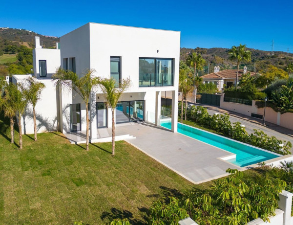 Chalet independiente en venta en Elviria-Cabopino , Marbella thumbnail 1