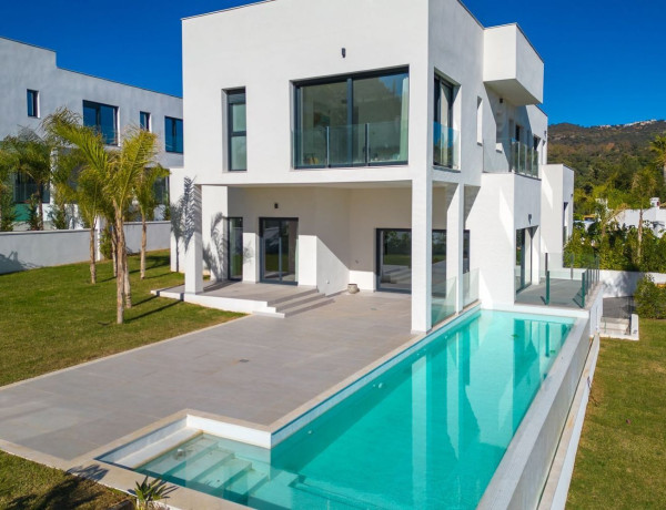 Chalet independiente en venta en Elviria-Cabopino , Marbella thumbnail 2